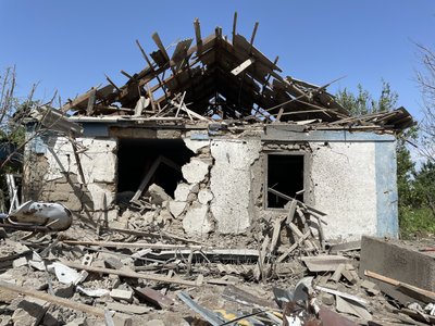 "Уламки стелі сипались дітям на голови. Ми сховались у ванній кімнаті". Жителі Херсонщини про чергові обстріли РФ "Уламки стелі сипались дітям на голови. Ми сховались у ванній кімнаті". Жителі Херсонщини про чергові обстріли РФ