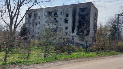 У Тростянці відбудовують багатоповерхівку після обстрілів з танків у 2022 У Тростянці відбудовують багатоповерхівку після обстрілів з танків у 2022