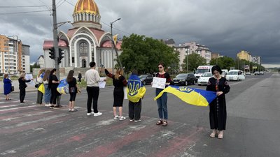Акція "Вшануй. Хвилина мовчання", родичі загиблих військовослужбоців, ветерани та іванофранківці Акція "Вшануй. Хвилина мовчання", родичі загиблих військовослужбоців, ветерани та іванофранківці