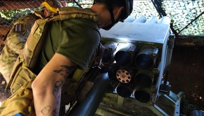 Прикордонники бригади "Помста" заряджають РСЗВ "RAK-SA-12" Луганська область травень 2025 рік Прикордонники бригади "Помста" заряджають РСЗВ "RAK-SA-12" Луганська область травень 2025 рік