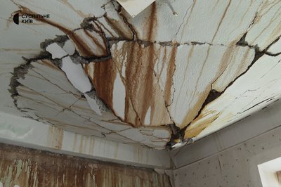 Струмки по стінах, тріщини та цвіль: як живуть мешканці столичного будинку, в який влучив дрон Струмки по стінах, тріщини та цвіль: як живуть мешканці столичного будинку, в який влучив дрон