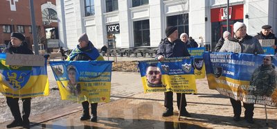 У Хмельницькому відбувається акція в підтримку військовополонених та безвісти зниклих У Хмельницькому відбувається акція в підтримку військовополонених та безвісти зниклих