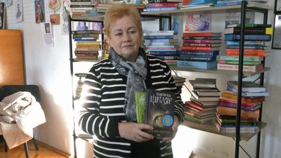 Дружина загиблого бійця подарувала бібліотеці в Луцьку серію книг на 35 тис. грн Дружина загиблого бійця подарувала бібліотеці в Луцьку серію книг на 35 тис. грн