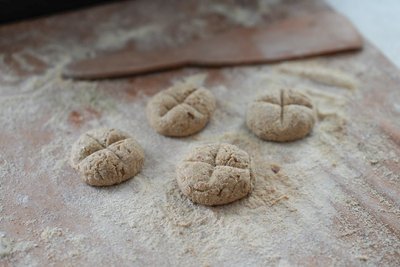 Етносадиба на Черкащині: як ожила стара хата і чому козацький хліб у ній смакує найкраще Етносадиба на Черкащині: як ожила стара хата і чому козацький хліб у ній смакує найкраще