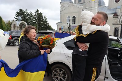 Понад рік у полоні: у Попільні зустріли військовослужбовця Романа Пінчука Понад рік у полоні: у Попільні зустріли військовослужбовця Романа Пінчука