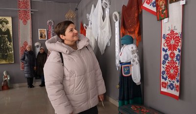 Показували хустки і вчили робити віночки: у Черкасах відкрили виставку "Весільні обереги долі"