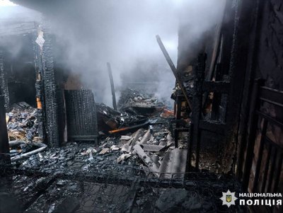 Згоріла хата через свічку: через пожежу на Київщині загинула жінка Згоріла хата через свічку: через пожежу на Київщині загинула жінка