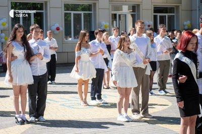 "Наш заклад двічі постраждав": в одному з ліцеїв Одеси пролунав останній дзвоник "Наш заклад двічі постраждав": в одному з ліцеїв Одеси пролунав останній дзвоник