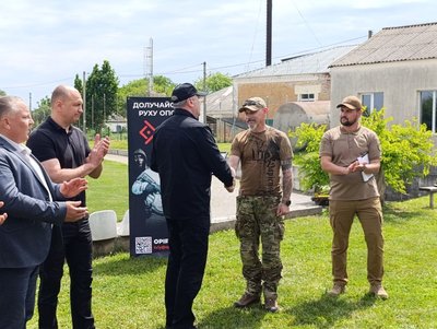 "Щоб захистити себе і своїх близьких": на Уманщині відкрили перший підрозділ центру підготовки громадян до нацспротиву "Щоб захистити себе і своїх близьких": на Уманщині відкрили перший підрозділ центру підготовки громадян до нацспротиву