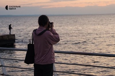 "Світанок лікує": одесити та гості міста зустрічають сонце на узбережжі "Світанок лікує": одесити та гості міста зустрічають сонце на узбережжі