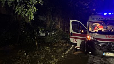 Авто вʼїхало в багатоповерхівку: у Миколаєві сталася ДТП Авто вʼїхало в багатоповерхівку: у Миколаєві сталася ДТП