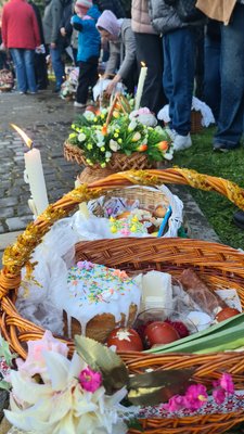 Великодні кошики вірян у Соборі Різдва Христового в Чернівцях Великодні кошики вірян у Соборі Різдва Христового в Чернівцях