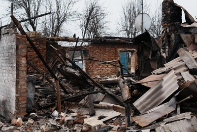"Валя викинула у вікно спочатку онучку": як живуть під обстрілами у селі Князівка на Сумщині за 20 км від Росії "Валя викинула у вікно спочатку онучку": як живуть під обстрілами у селі Князівка на Сумщині за 20 км від Росії