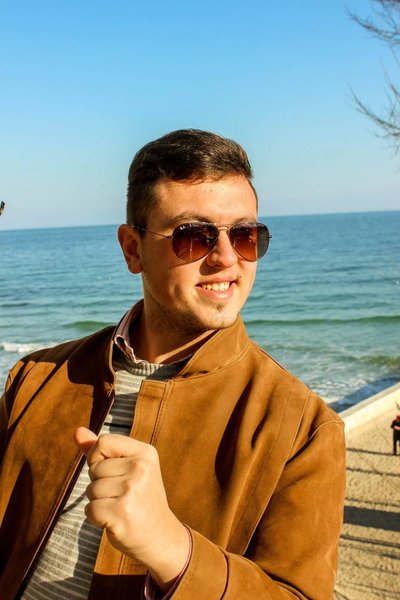 "Я за будь-який кіпіш, крім сходів": історія стендап коміка та волонтера Юрія Степанця "Я за будь-який кіпіш, крім сходів": історія стендап коміка та волонтера Юрія Степанця