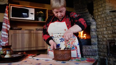 "Кулінарний спадок": як "цибульники" готують автентичні цибульники у томатному соусі на Рівненщині "Кулінарний спадок": як "цибульники" готують автентичні цибульники у томатному соусі на Рівненщині