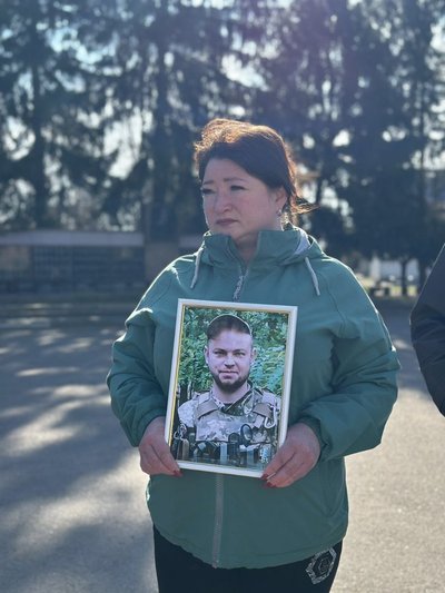 "Поки ми виходимо, про них пам’ятають": у Помічній відбулася акція-нагадування про полонених і безвісти зниклих "Поки ми виходимо, про них пам’ятають": у Помічній відбулася акція-нагадування про полонених і безвісти зниклих