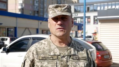 У Житомирі військовий, який вдарив продавчиню букетом, вибачився за свій вчинок У Житомирі військовий, який вдарив продавчиню букетом, вибачився за свій вчинок