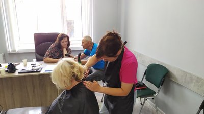 У селах Золотоніської громади працює виїзна перукарня У селах Золотоніської громади працює виїзна перукарня