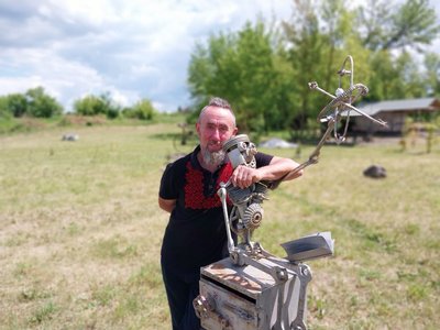 Світ після апокаліпсису: на Сумщині працює парк металевих монстрів Світ після апокаліпсису: на Сумщині працює парк металевих монстрів