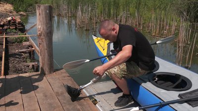 Безбар’єрність на воді: ветерани випробували підйомник для байдарок у парку "Оствиця" в Рівному