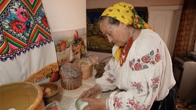 "Яка паска — такий і рік": черкащанка випікає паски за старовинним рецептом "Яка паска — такий і рік": черкащанка випікає паски за старовинним рецептом
