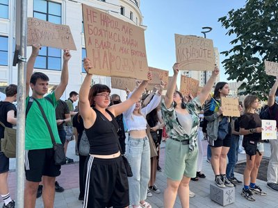Жителі Хмельницького вийшли на пікет проти обмеження повноважень НАБУ та САП
