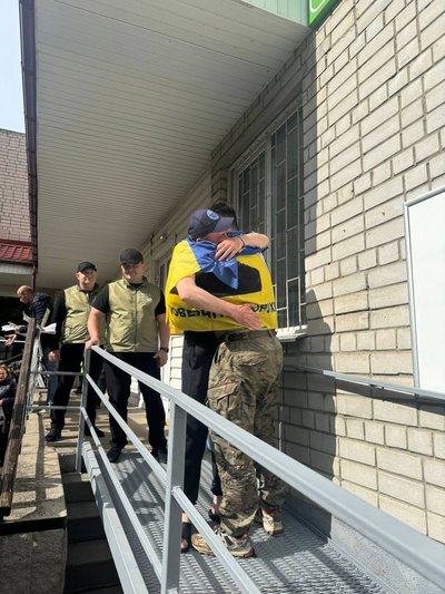 Понад три роки був у полоні: під час обміну повернувся морпіх із Черкащини Понад три роки був у полоні: під час обміну повернувся морпіх із Черкащини