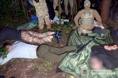 Наркобізнес у лісі: на Вінниччині знайшли понад тисячу кущів конопель Наркобізнес у лісі: на Вінниччині знайшли понад тисячу кущів конопель