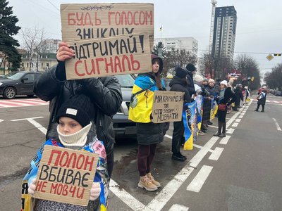 Солодощі від Миколая: у Черкасах дітям полонених та зниклих безвісти вручили подарунки Солодощі від Миколая: у Черкасах дітям полонених та зниклих безвісти вручили подарунки