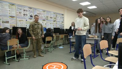 Симулятор FPV-дрона і стрільба з інтерактивного гранатомета: як у Чернігові проходять уроки "Захисту України" Симулятор FPV-дрона і стрільба з інтерактивного гранатомета: як у Чернігові проходять уроки "Захисту України"