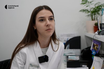 Приймають з вибитими вікнами та пошкодженими кабінетами: робота медцентру в Одесі після атаки РФ Приймають з вибитими вікнами та пошкодженими кабінетами: робота медцентру в Одесі після атаки РФ