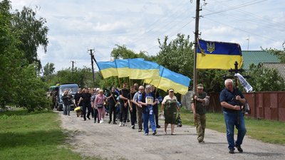 У Носівці на Чернігівщині попрощалися з загиблим бійцем Володимиром Бойком У Носівці на Чернігівщині попрощалися з загиблим бійцем Володимиром Бойком