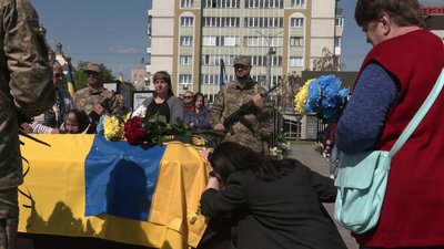 Із військовим Дмитром Лапшиновим, якого вважали зниклим безвісти, попрощались у Рівному Із військовим Дмитром Лапшиновим, якого вважали зниклим безвісти, попрощались у Рівному