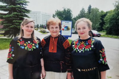 вишиванки, чорна вишиванка, Наталка Андрушко-Колтун, Лідія Романчук, Леся Романчук у вишиванках
