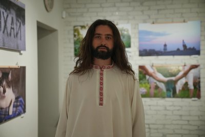 Сумний сусід, труна, кіт: Євген Котляр показує свої роботи в сумській арткав'ярні Сумний сусід, труна, кіт: Євген Котляр показує свої роботи в сумській арткав'ярні