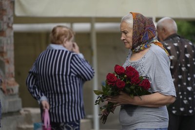 У Харкові простилися з Іриною Мироненко та її донькою Марією, які загинули під час ударів росіян по "Епіцентру" 25 травня У Харкові простилися з Іриною Мироненко та її донькою Марією, які загинули під час ударів росіян по "Епіцентру" 25 травня