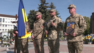 Із військовим Дмитром Лапшиновим, якого вважали зниклим безвісти, попрощались у Рівному Із військовим Дмитром Лапшиновим, якого вважали зниклим безвісти, попрощались у Рівному