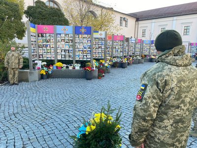 Тисяча днів повномасштабної війни: у Вінниці вшанували пам'ять загиблих оборонців Тисяча днів повномасштабної війни: у Вінниці вшанували пам'ять загиблих оборонців
