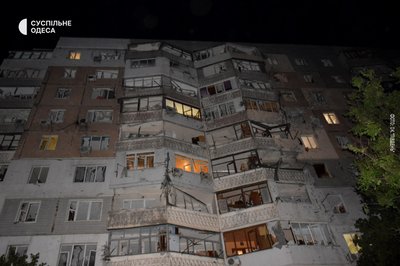 Одесу атакували дронами Shahed: в одному з районів вибило вікна в будинку, є загиблі Одесу атакували дронами Shahed: в одному з районів вибило вікна в будинку, є загиблі