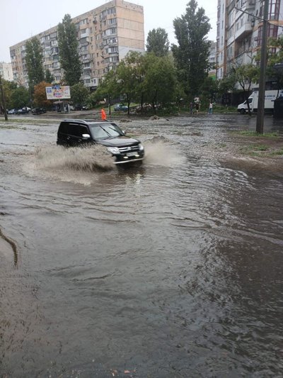 Через зливу в Одесі підтопило вулиці: фото Через зливу в Одесі підтопило вулиці: фото