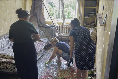 Чернівчани прибирають розбите скло в квартирі, яка постраждала внаслідок російської атаки. Чернівці, 13 липня 2025 року Чернівчани прибирають розбите скло в квартирі, яка постраждала внаслідок російської атаки. Чернівці, 13 липня 2025 року