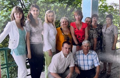 «Прибираю, поки ноги носять»: 83-річний Михайло Возний із Малина працює двірником