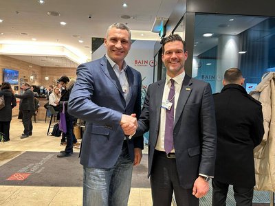 Мер Києва Віталій Кличко (зліва) і шведський міністр Йохан Форсел (справа) Мер Києва Віталій Кличко (зліва) і шведський міністр Йохан Форсел (справа)