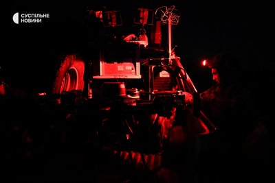 Військовий першого батальйону 40 ОБрБО з позивним "Шустрий" готує пускову для нічного дрона, яким його підрозділ працюватиме по російських позиціях на Херсонщині, березень 2025 року Військовий першого батальйону 40 ОБрБО з позивним "Шустрий" готує пускову для нічного дрона, яким його підрозділ працюватиме по російських позиціях на Херсонщині, березень 2025 року