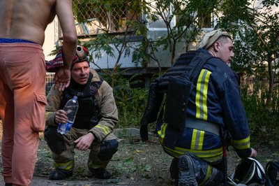 Рятувальники біля будинку на ХТЗ, пошкодженого внаслідок авіаударів по Харкову, 30 серпня 2024 року Рятувальники біля будинку на ХТЗ, пошкодженого внаслідок авіаударів по Харкову, 30 серпня 2024 року