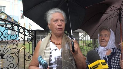 Конфлікт між вірянами ПЦУ та УПЦ у селі Старосільці на Житомирщині: священнослужіння біля закритого храму Конфлікт між вірянами ПЦУ та УПЦ у селі Старосільці на Житомирщині: священнослужіння біля закритого храму