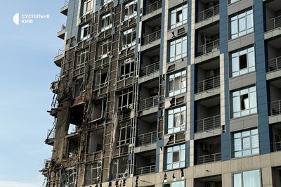 Іноземці допомагають прибирати: як виглядає ЖК "Централ Парк" після атаки на Київ Іноземці допомагають прибирати: як виглядає ЖК "Централ Парк" після атаки на Київ