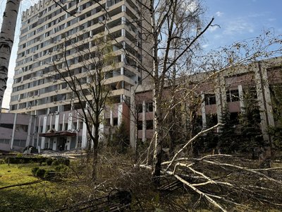 «Це вже третій обстріл»: у Сумах усувають наслідки авіаудару по СумДУ «Це вже третій обстріл»: у Сумах усувають наслідки авіаудару по СумДУ