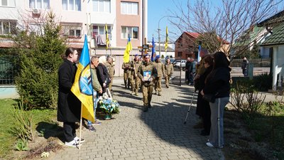 У Мукачеві попрощалися із захисником Маріуполя Василем Бодячуком У Мукачеві попрощалися із захисником Маріуполя Василем Бодячуком