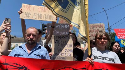 Люди з плакатами на мирній акції протесту з підтримки полонених та безвісти зниклих Люди з плакатами на мирній акції протесту з підтримки полонених та безвісти зниклих